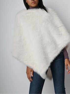 NWOT Nuna Lie cream faux fur poncho. Bridal poncho. One size